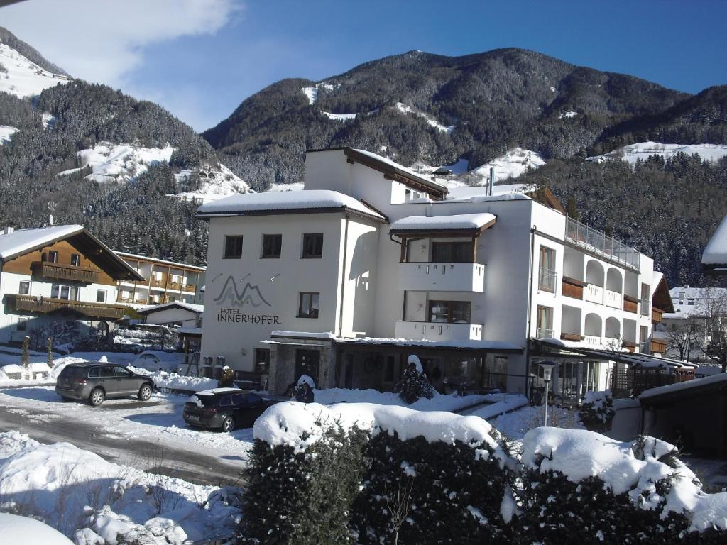 加伊斯Hotel Innerhofer的一座山地雪地建筑