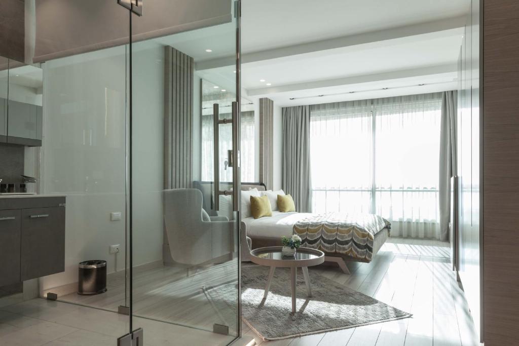 贝鲁特拉霍亚公寓的一间卧室设有一张床和玻璃墙