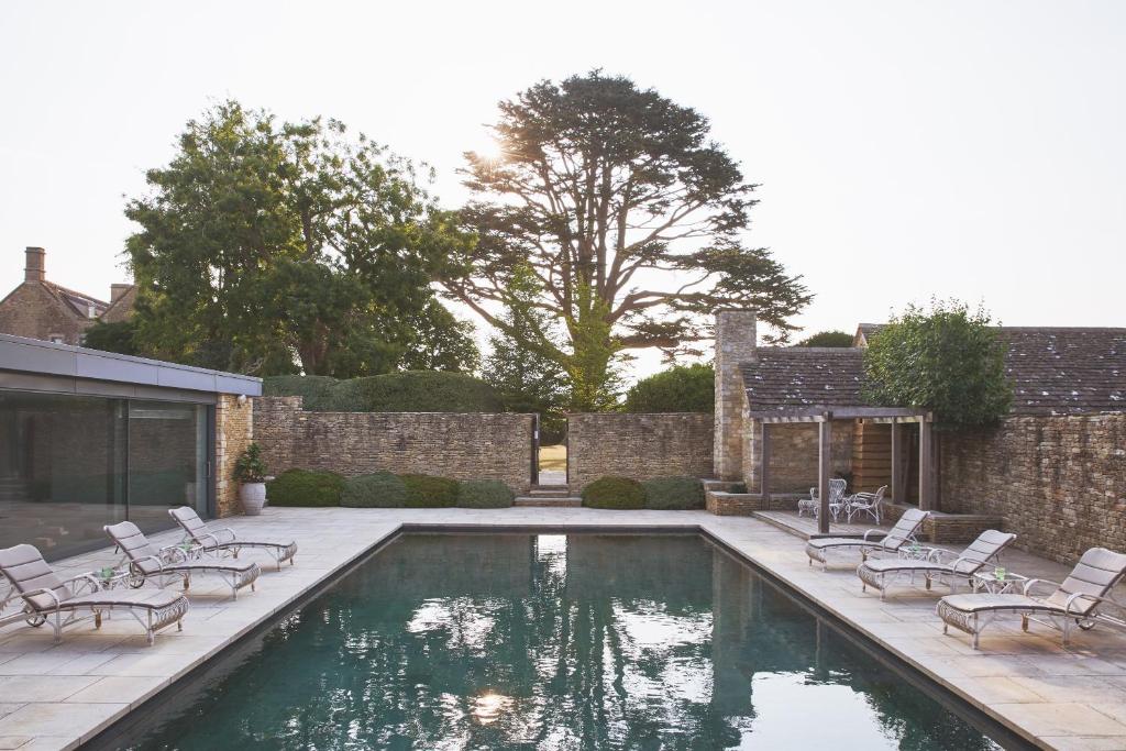 莱奇莱德Thyme的一个带躺椅的游泳池和一个庭院