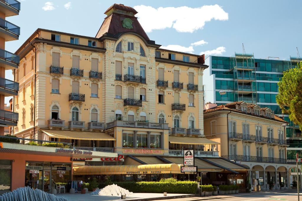 卢加诺维多利亚欧拉克酒店的一座大型建筑,上面有钟