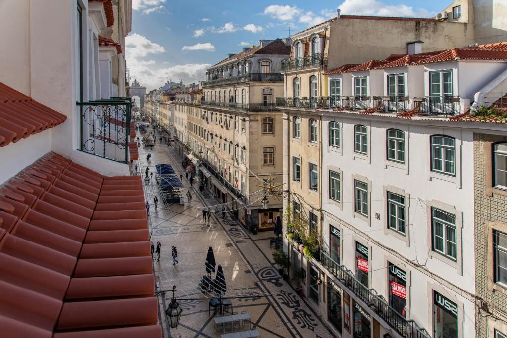 里斯本Be Poet Baixa Hotel的享有城市街道上方建筑的景致