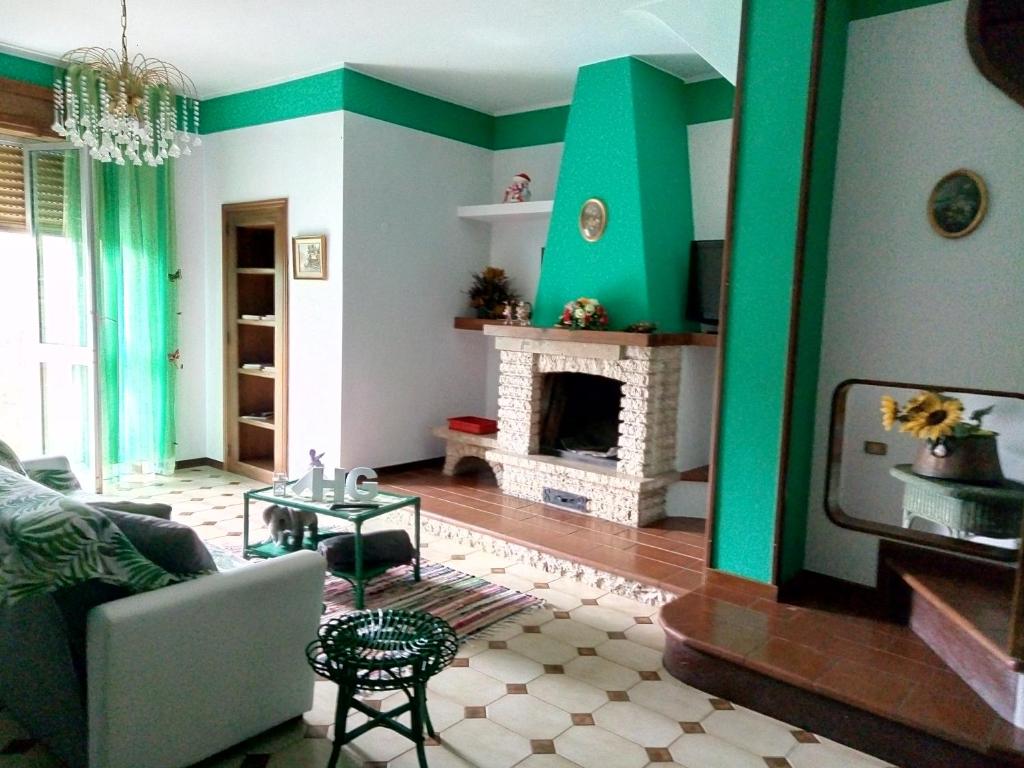 加维Pafati house in Gavi的带沙发和壁炉的客厅