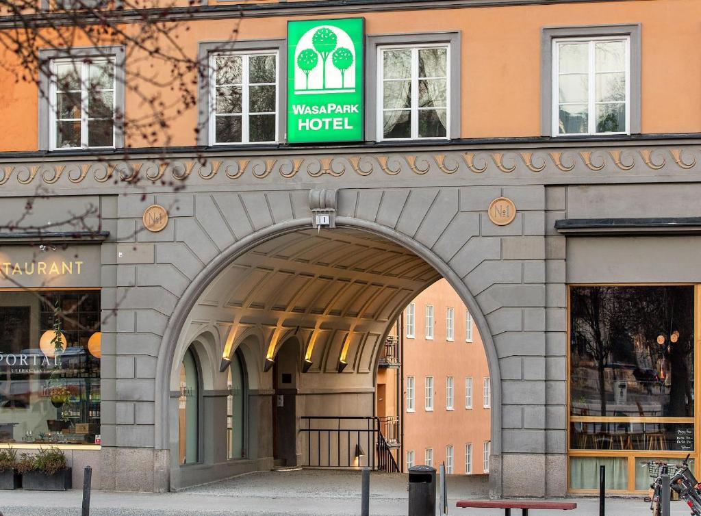 斯德哥尔摩瓦萨公园酒店的商店前有拱门的建筑物