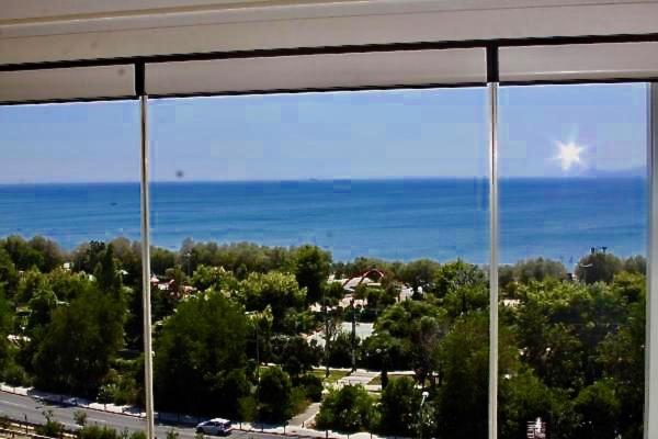 雅典海平面阁楼公寓的从窗户可欣赏到海景