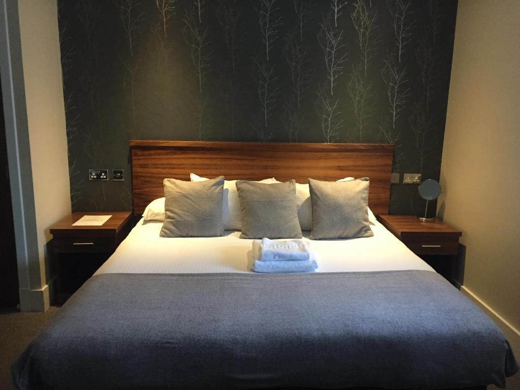 阿伯丁克莱伯斯通套房酒店的一间卧室配有一张大床,配有两张床头柜