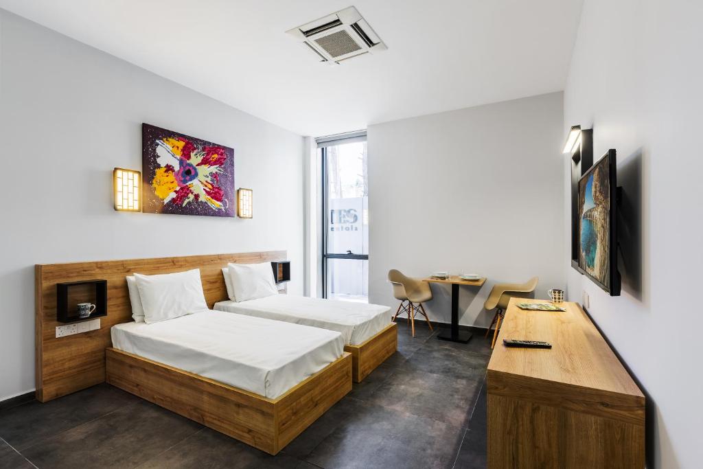 北尼科西亚G Suites Luxury Rentals的一间卧室配有一张床和一张书桌