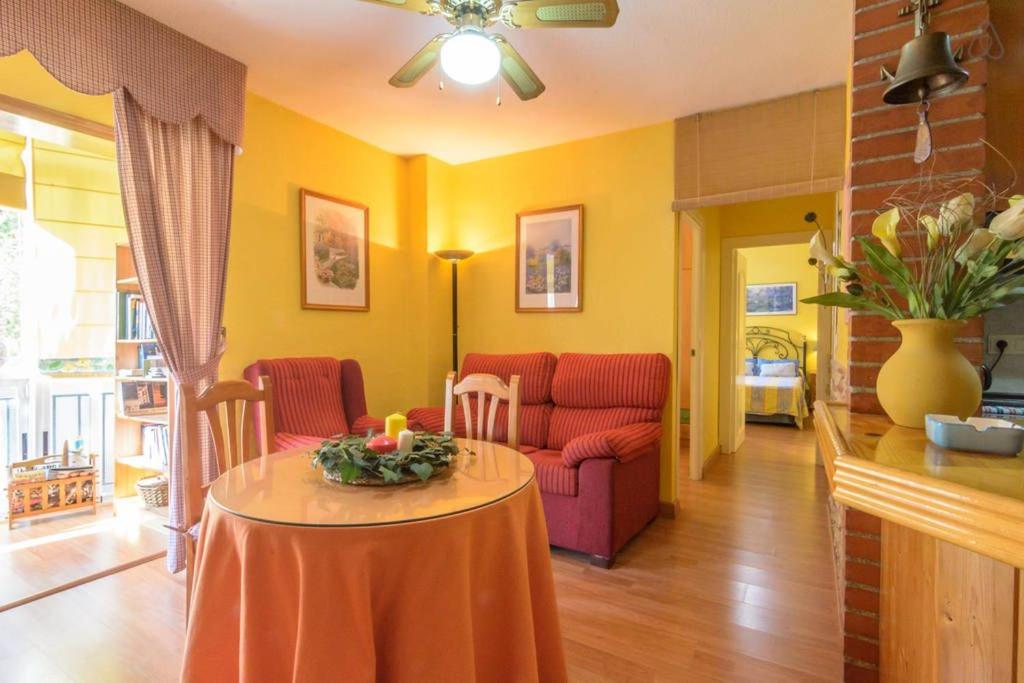 阿尔姆尼卡Cozy & charming apartment的客厅配有桌子和沙发