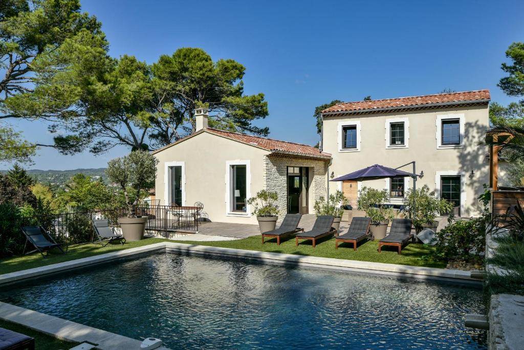 阿维尼翁新城La Villa Dupont d'Avignon的房屋前有游泳池的房子