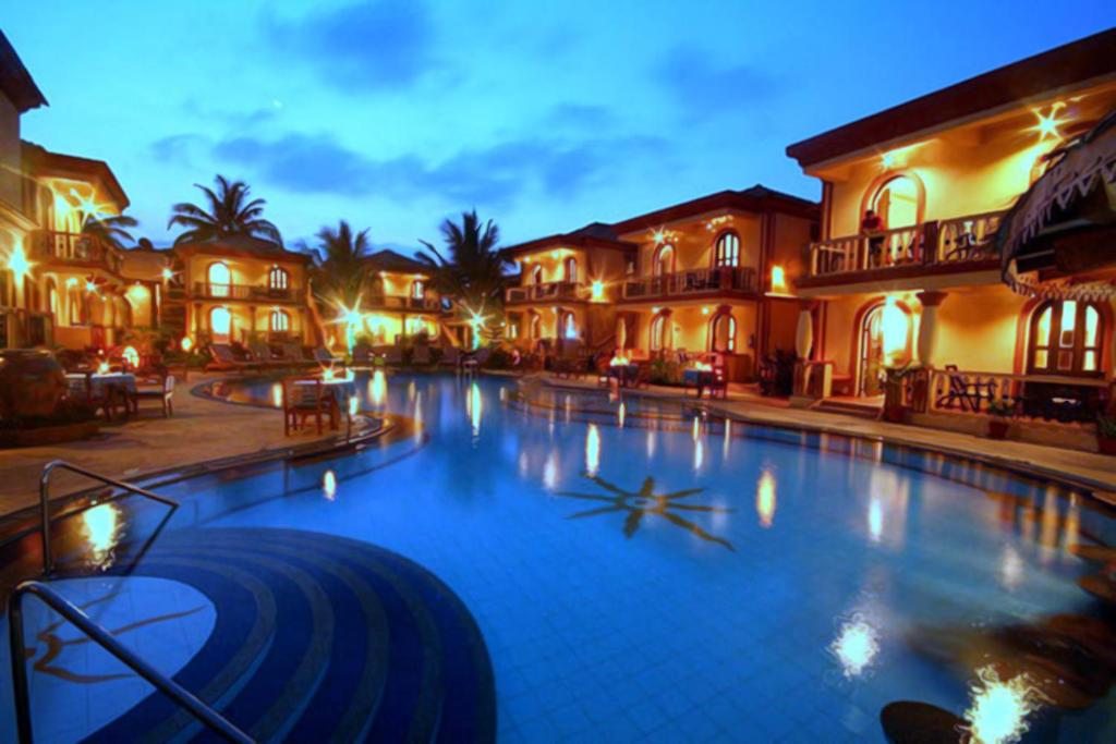 卡兰古特特拉帕莱索度假酒店的夜间在度假村的一个大型游泳池