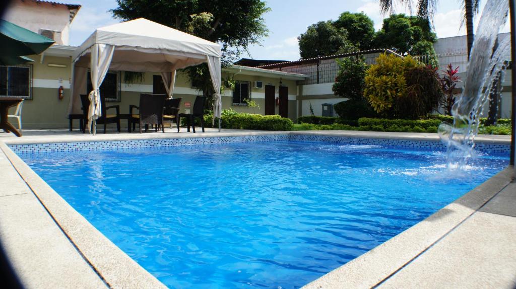 瓜亚基尔乌尔德萨套房酒店的一座房子前面带喷泉的游泳池