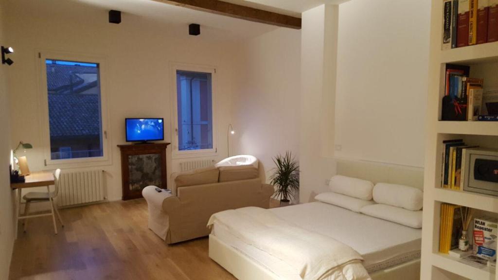 博洛尼亚Casa Tea的客厅配有白色沙发和电视