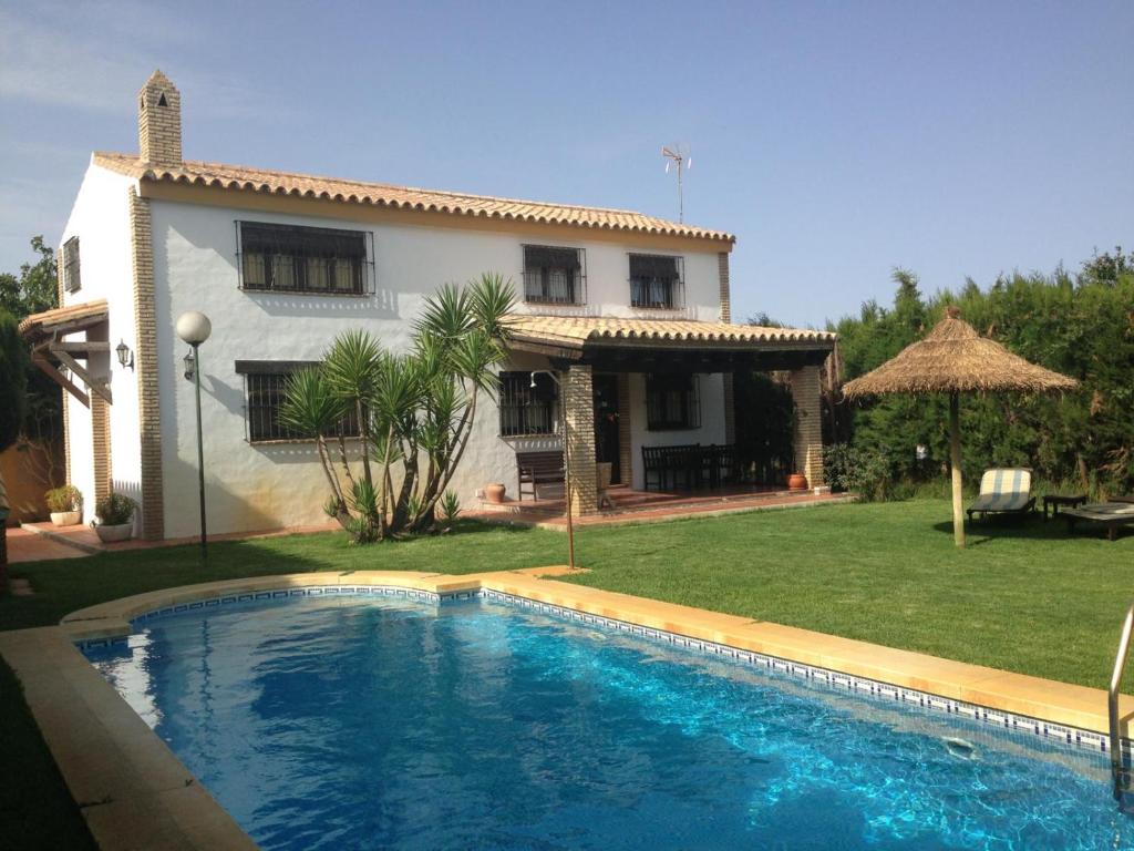 科尼尔-德拉弗龙特拉Albara的房屋前有游泳池的房子