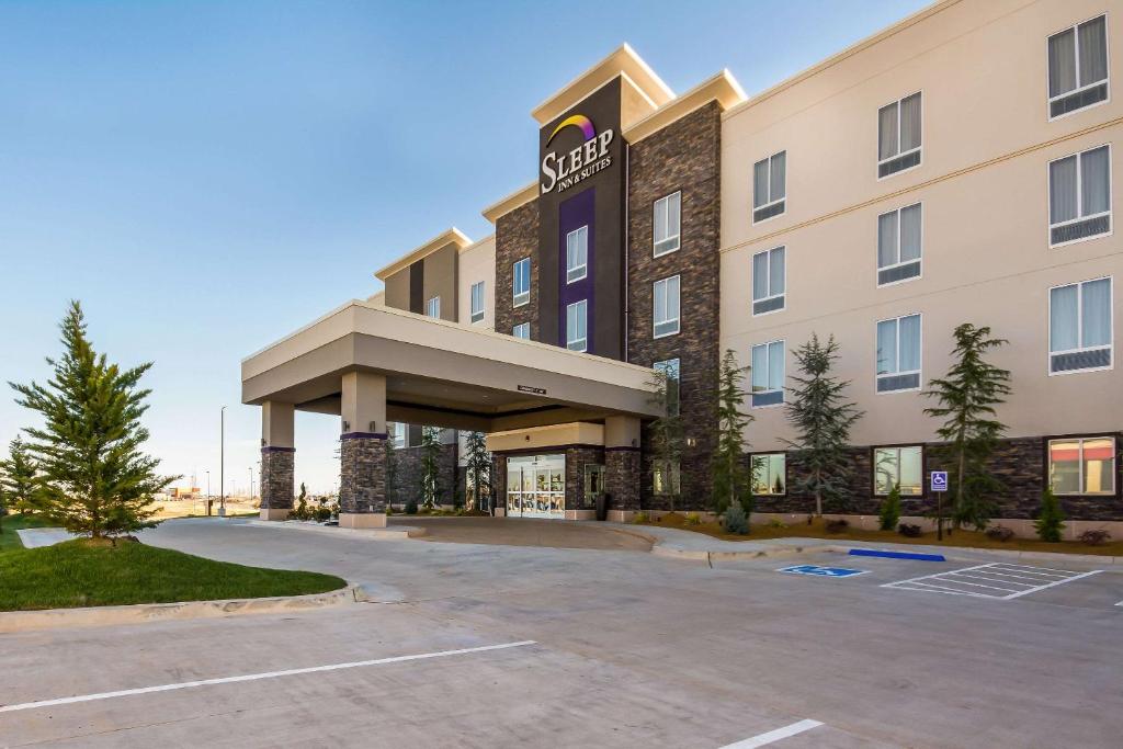 育空Sleep Inn & Suites Yukon Oklahoma City的前面有一个停车位的酒店