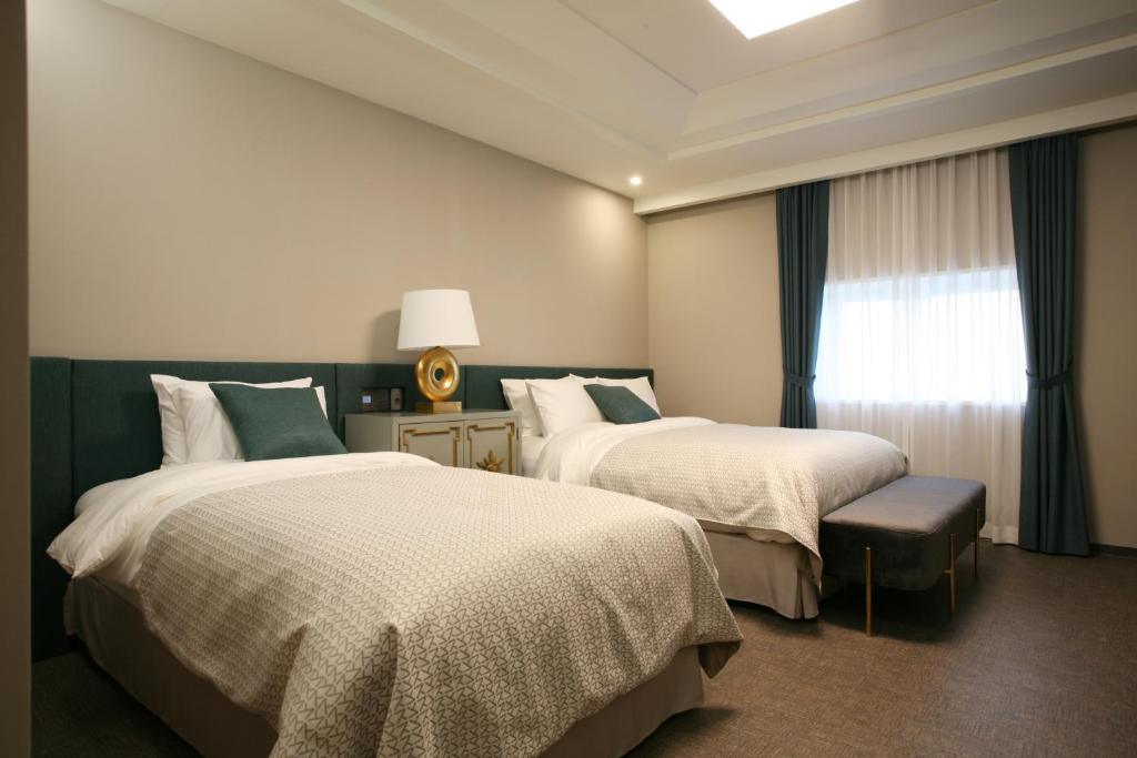 富川市北极星酒店的酒店客房设有两张床和窗户。