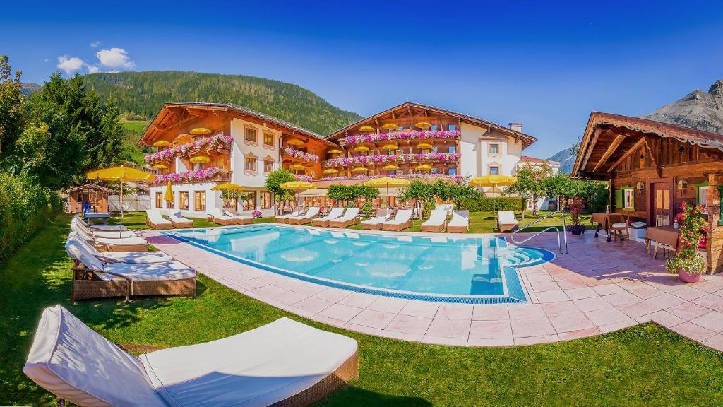 施图拜河谷新施蒂夫特泰若乐尔霍夫高山酒店的一座带游泳池和大楼的度假村