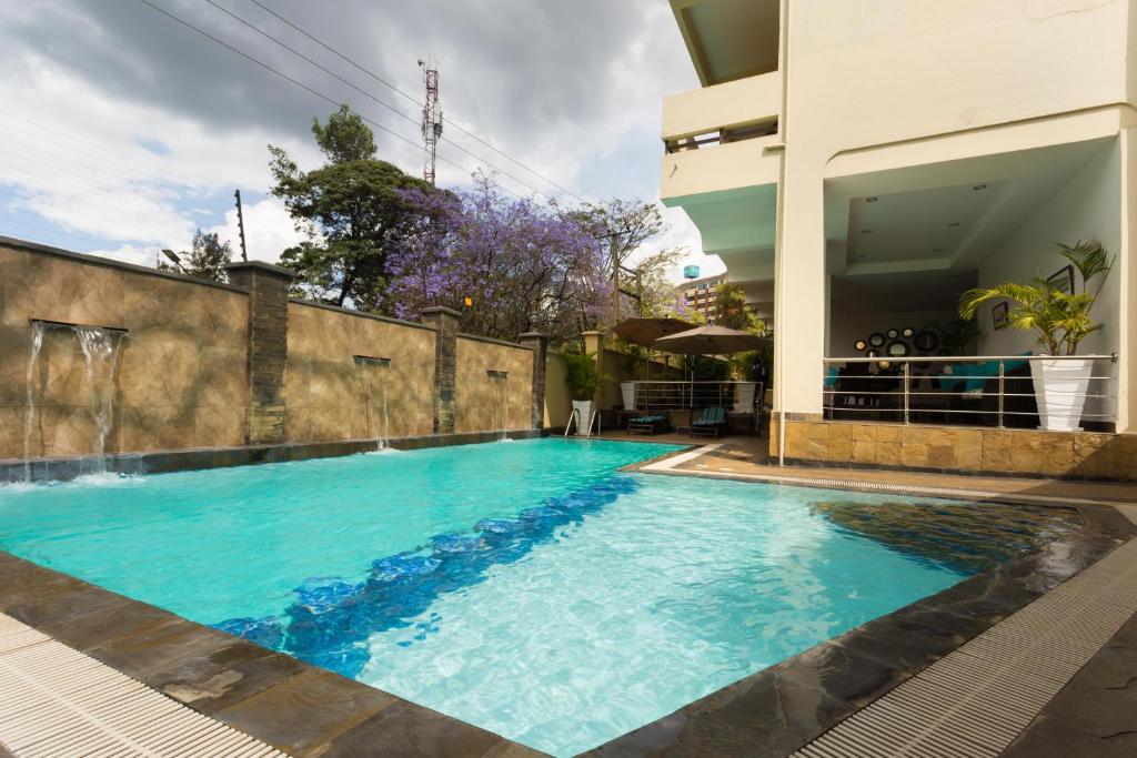 内罗毕Reata Apartment Hotel的一座建筑物中央的游泳池