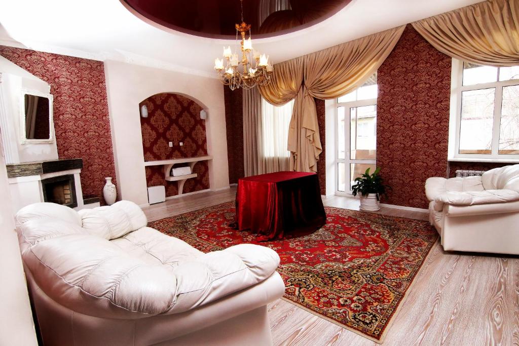 第聂伯罗Апартаменты возле Вокзала, Центр的客厅配有白色家具和吊灯。