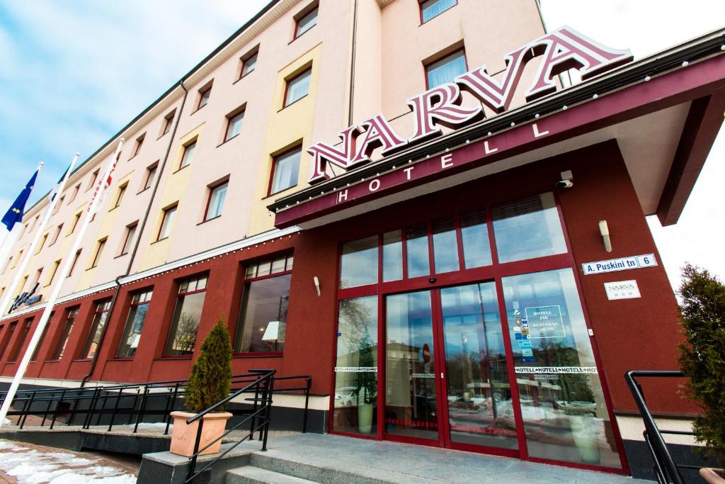 纳尔瓦Narva Hotell & Spaa的前面有标志的酒店