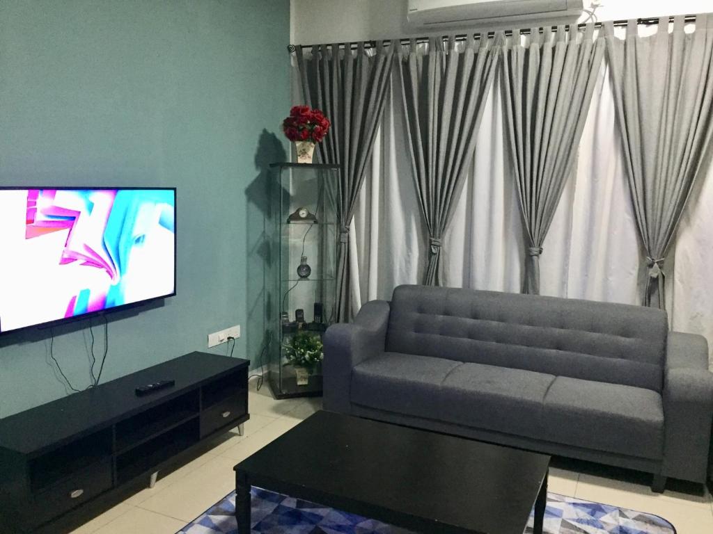 居銮Homestay DTepian Bayu Bandar Seri Impian Kluang的带沙发和平面电视的客厅