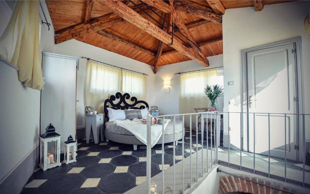 PaulilatinoBisos的一间卧室设有一张木天花板床。