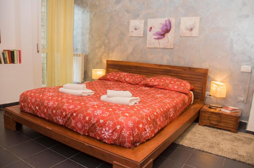 罗马Bibbi's Garden的一间卧室配有一张带两个枕头的床