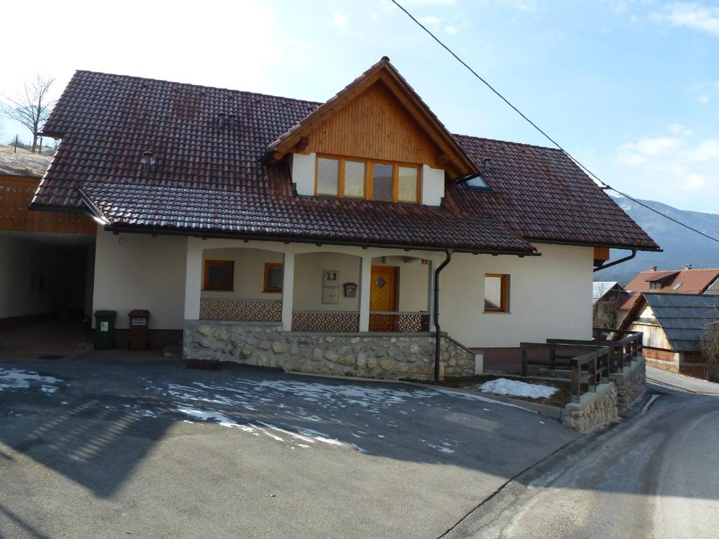 博希尼Apartment Jalps 1 in beautiful Bohinjska Bistrica的白色房子,有棕色的屋顶