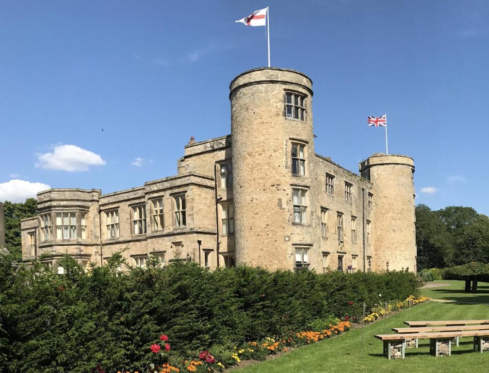 达灵顿贝斯维斯特沃尔沃思城堡酒店的两座塔楼,上面有两面旗帜