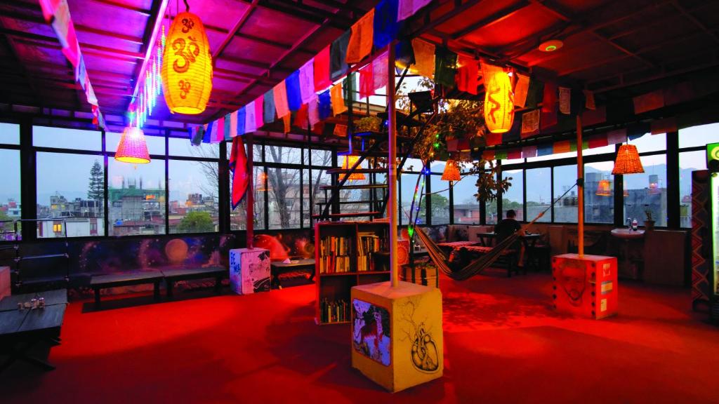 加德满都Rest Up Kathmandu Hostel的一间设有色彩缤纷的灯光的游乐场的房间