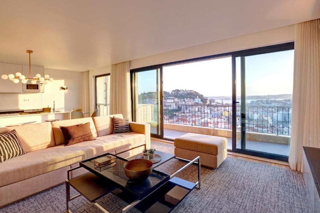 里斯本Luxury Graça Apartment The Most Amazing View of Lisbon的带沙发和大窗户的客厅