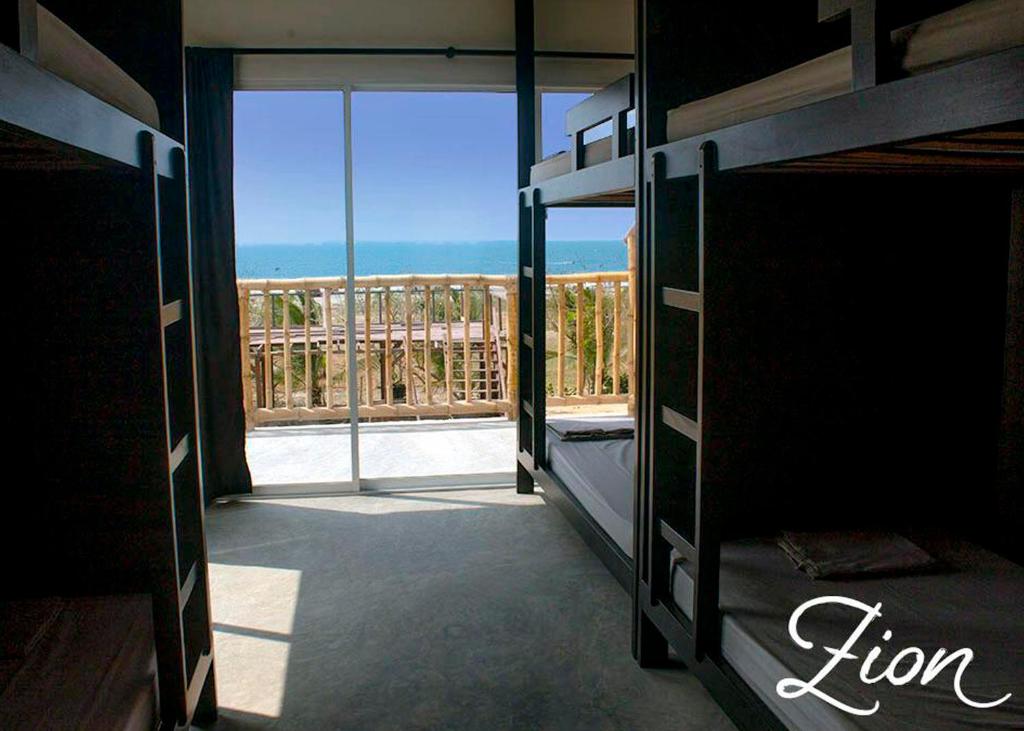 卡塔赫纳Zion Beach House的卧室设有海景阳台。
