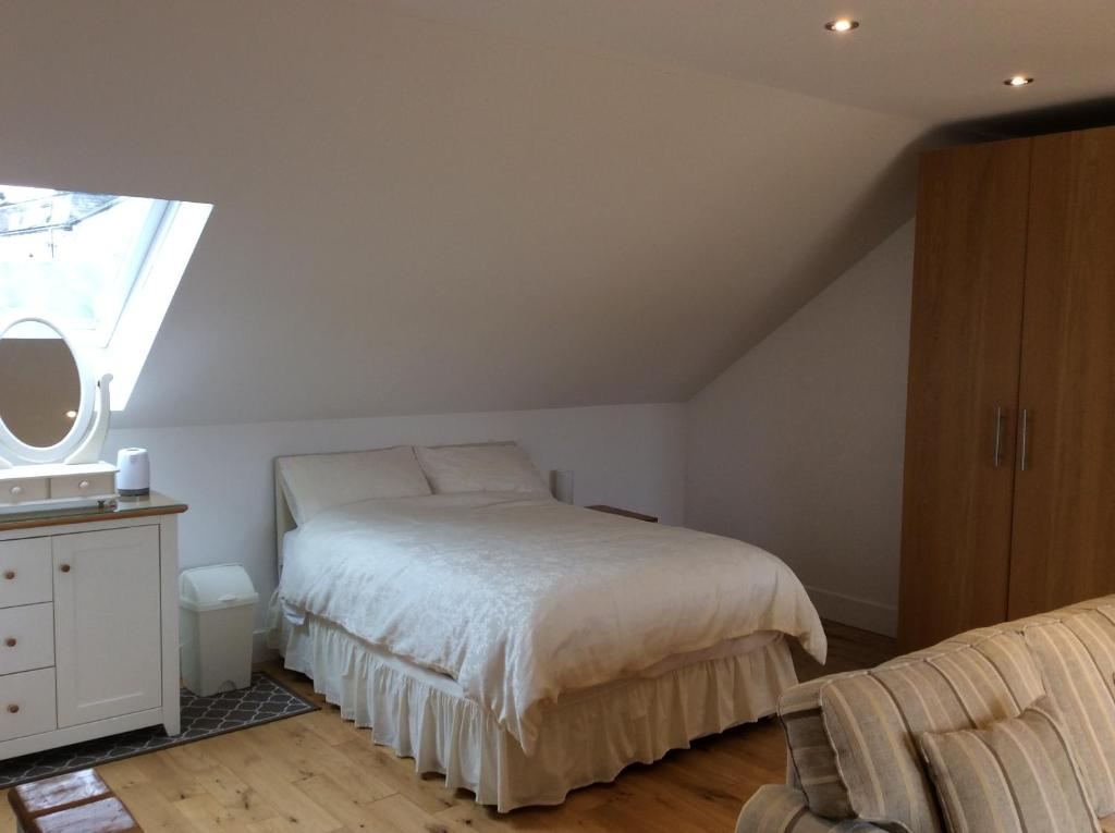 米尔盖West Highland Way Rooms ED30002F的卧室配有白色的床和窗户。