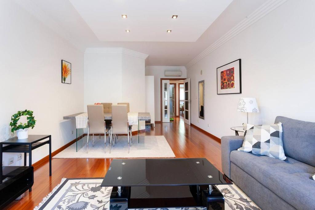 里斯本luxury lisbon apartment T2的客厅配有沙发和桌子