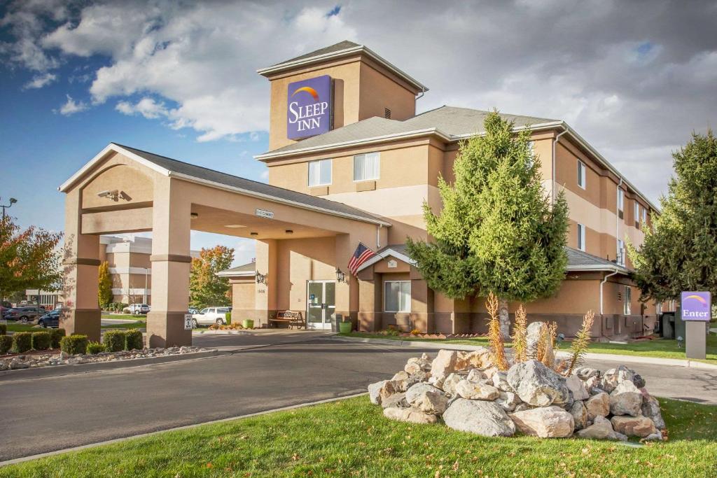 普罗沃Sleep Inn Provo near University的一家酒店前面的商店,上面有标志