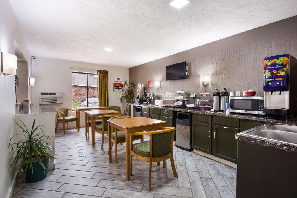 奥拉西Red Lion Inn & Suites Olathe Kansas City的厨房配有桌椅和柜台。
