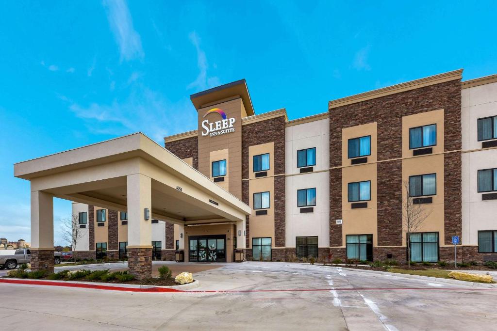 沃思堡Sleep Inn & Suites Fort Worth - Fossil Creek的前面有标志的酒店