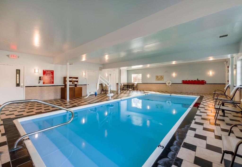 阿布西肯Comfort Suites Atlantic City North的蓝色的大游泳池,位于酒店客房内