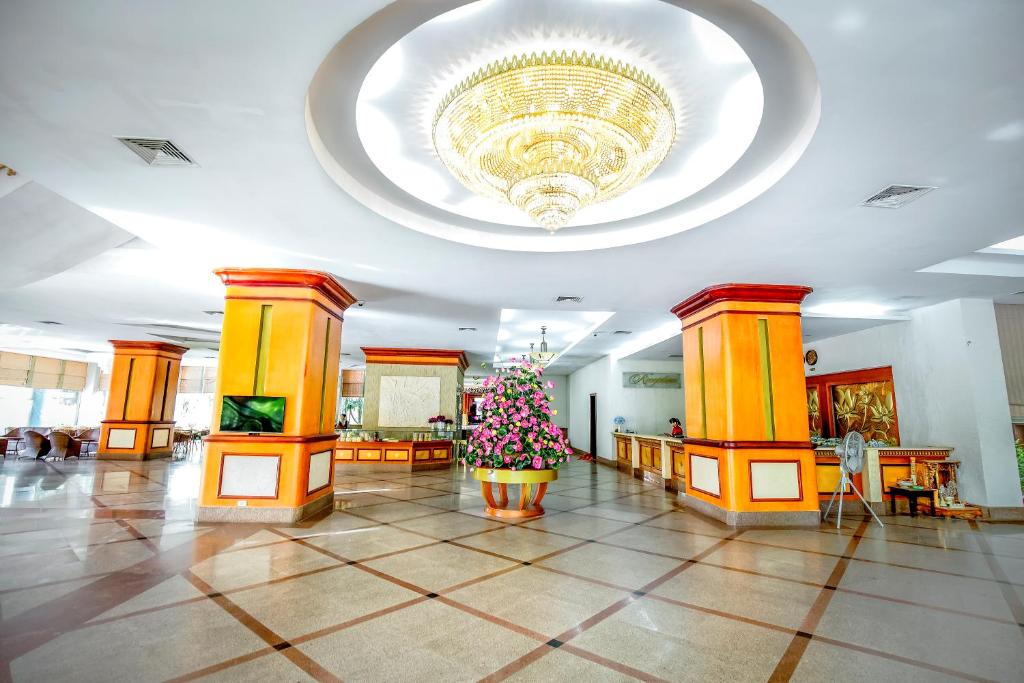 Ðại TiêtNGAN HA HOTEL的一个大楼里,有一个大厅,上面有圣诞树
