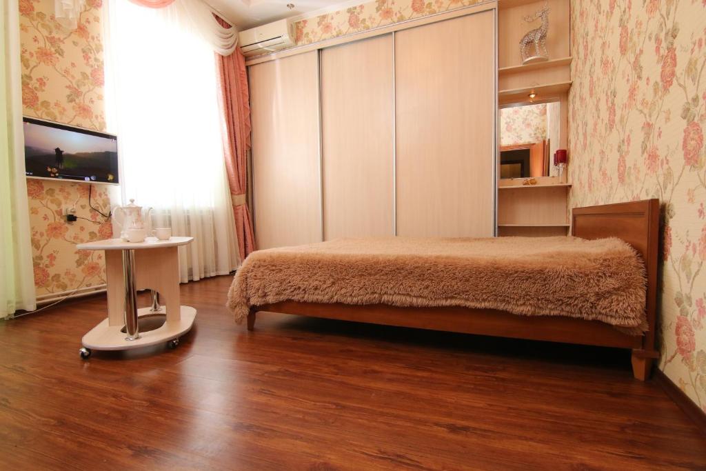 第聂伯罗Апартаменты возле Вокзала, Центр的一间卧室设有一张床、一个窗口和一张桌子
