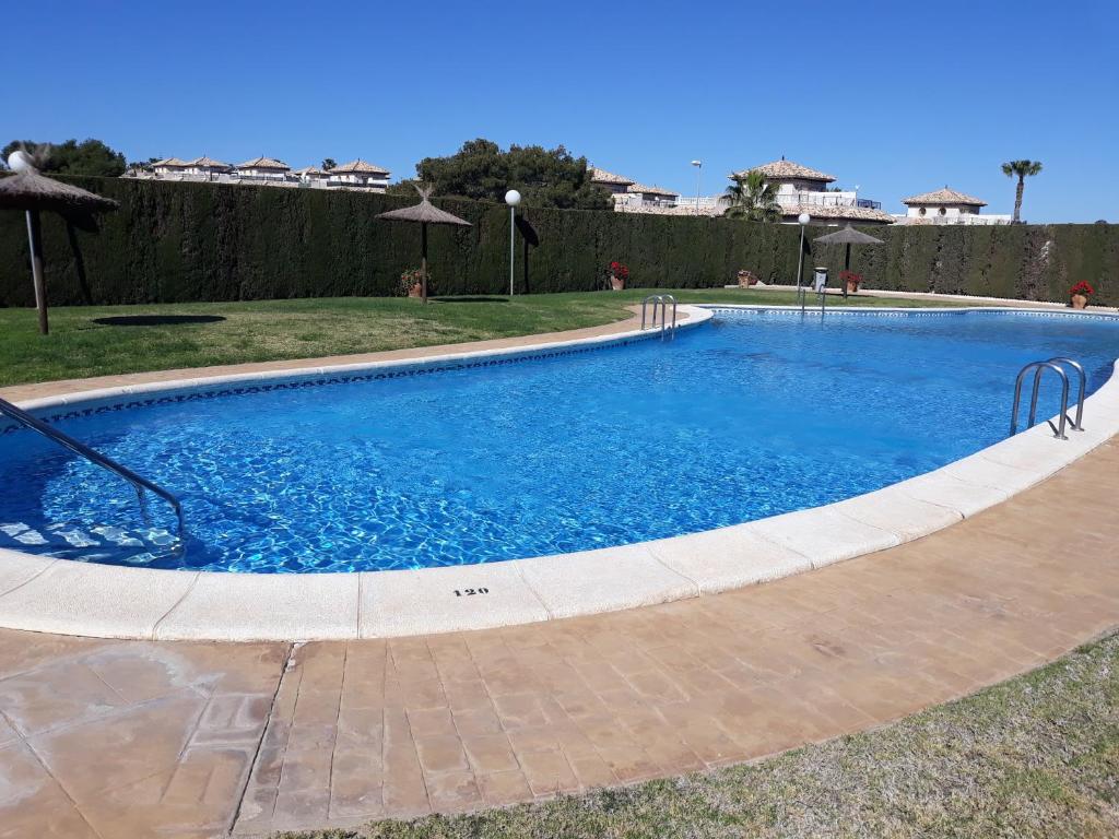 Fabulous detached large villa 5 bedrooms 3 bathrooms backing onto Villamartin Golf Course内部或周边的泳池