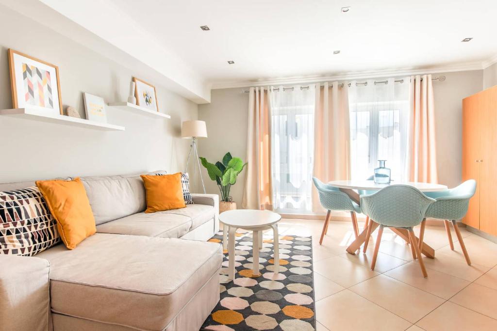 卢斯Cantinho da Praia的客厅配有沙发和桌子