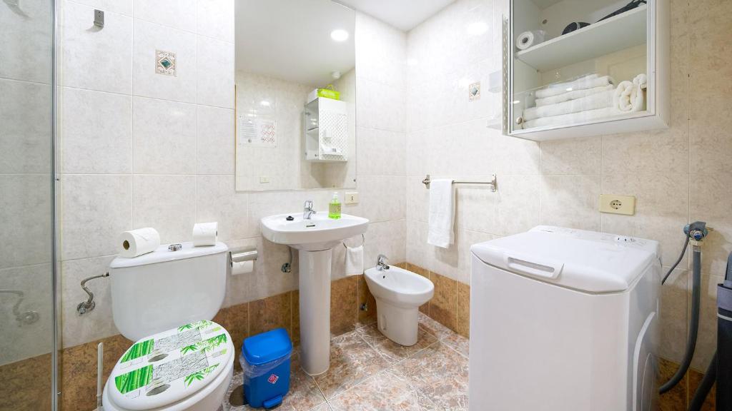 阿里纳加Armonía Beach 15的白色的浴室设有卫生间和水槽。