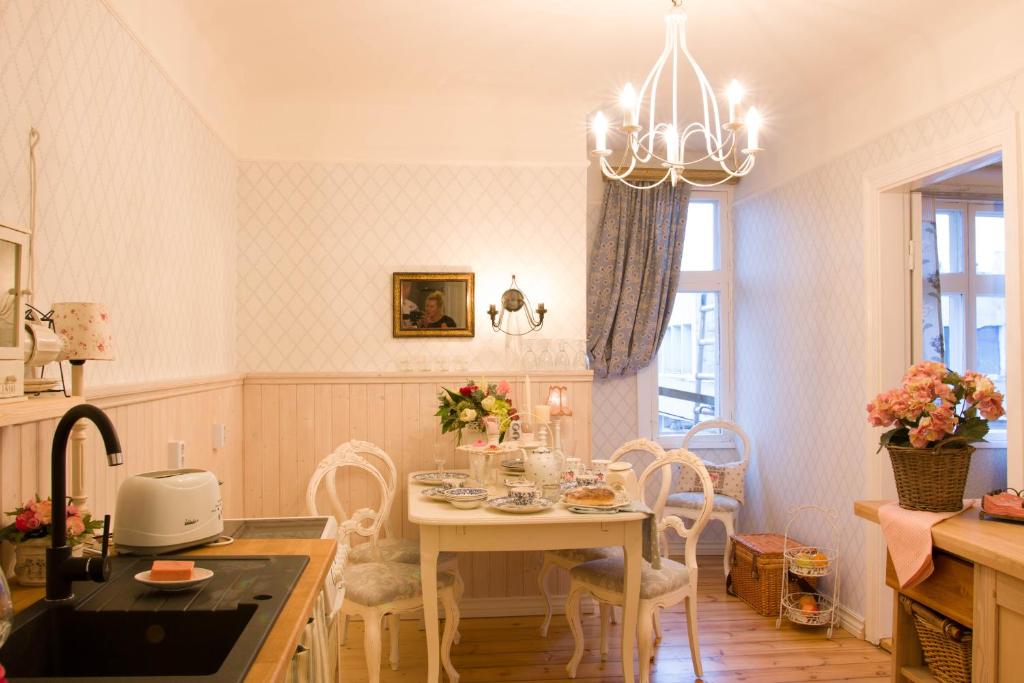 派尔努塔姆萨尔公寓的厨房以及带桌椅的用餐室。