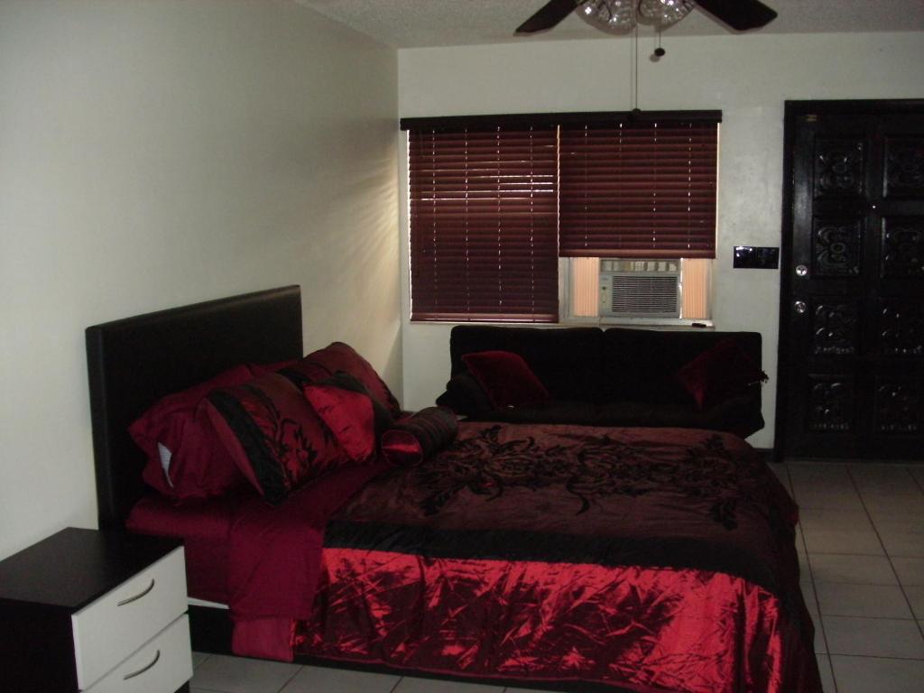劳德代尔堡Newly Furnished Large Clean Quiet Private Unit的一间卧室配有一张床、一个梳妆台和一扇窗户。