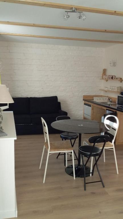 Saint-Jean-Saint-NicolasJoli studio sympa的客厅配有桌椅和沙发