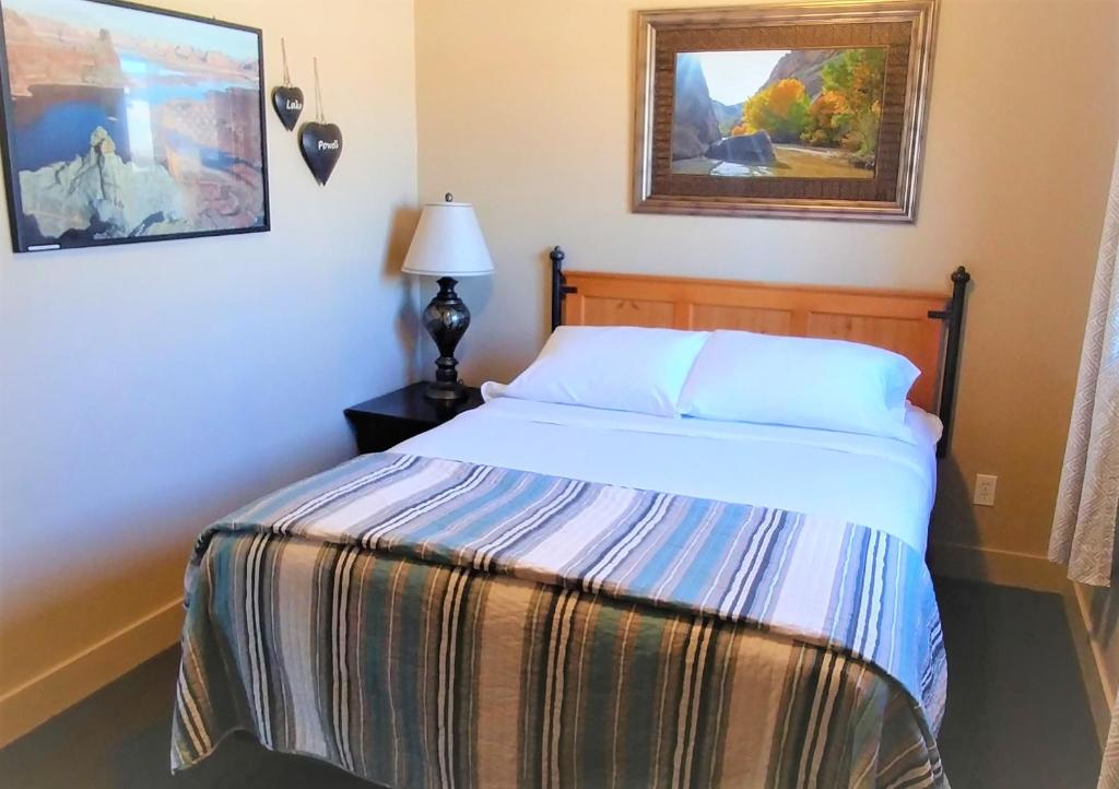 Lake Powell Motel &amp; Apartments客房内的一张或多张床位