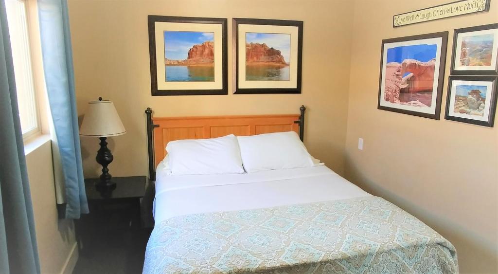 Lake Powell Motel &amp; Apartments客房内的一张或多张床位