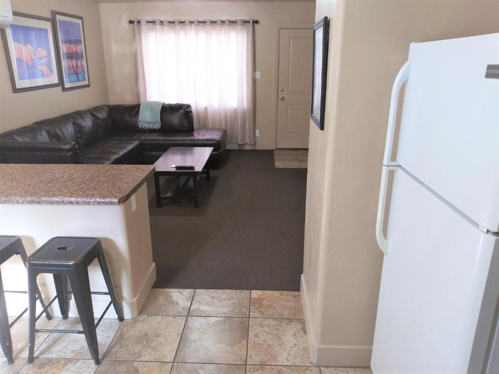 Lake Powell Motel &amp; Apartments的厨房或小厨房
