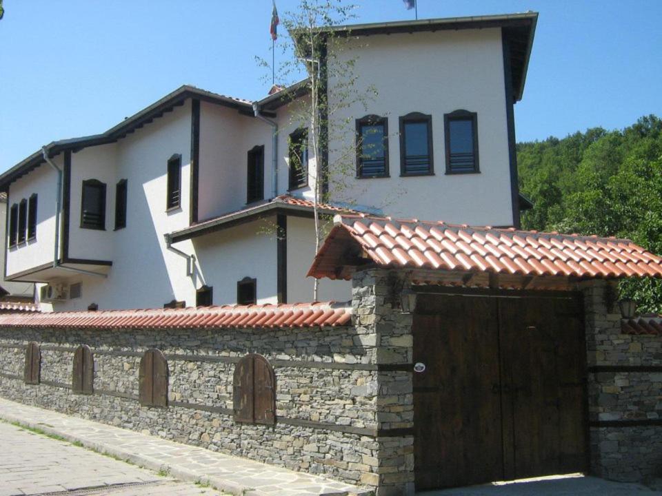 普罗夫迪夫комплекс ВОДОПАДА的一座石墙房子和一个车库