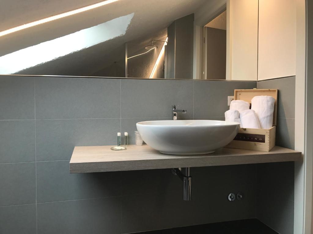 巴巴莱斯科罗坎达拉巴亚住宿加早餐旅馆的浴室设有白色水槽和镜子