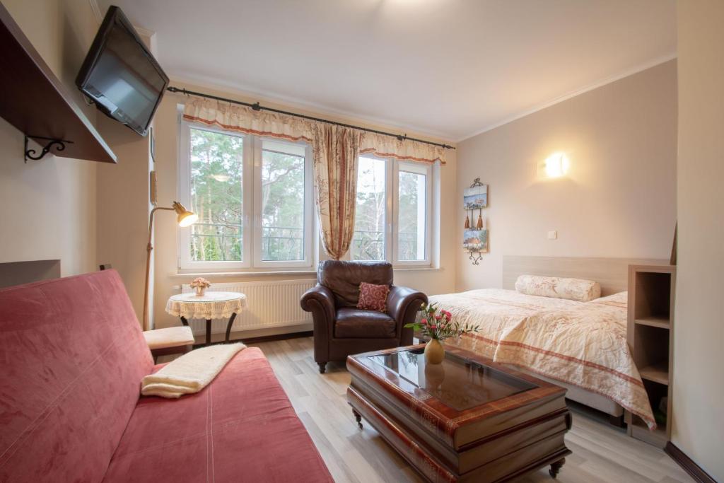 拉塔Comfort Willa的客厅配有床和沙发